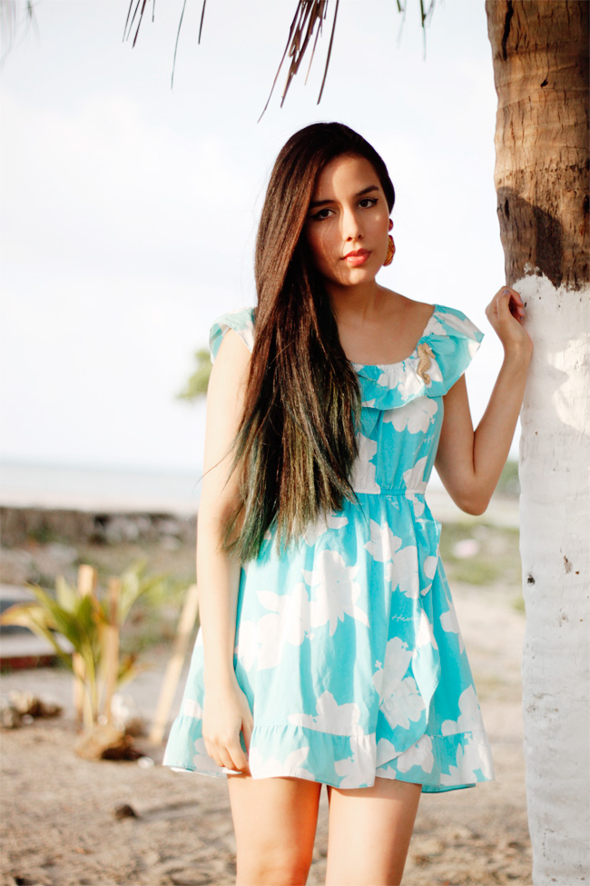 Marimar inspired outfit: vintage hawaiian dress, Primark seahorse pin and vintage earrings
